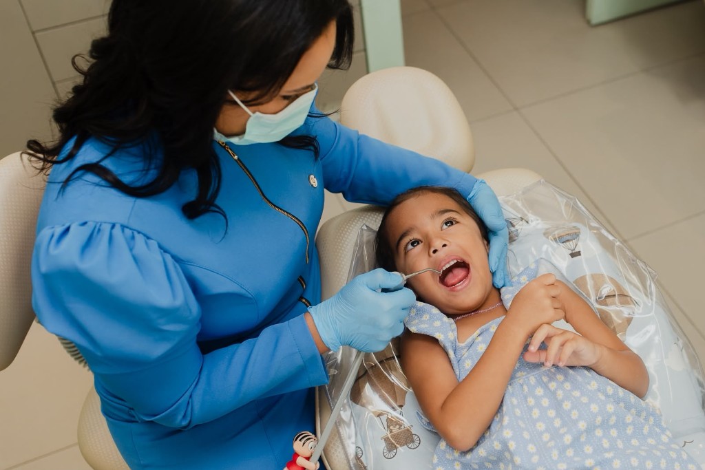Exame preventivo odontopediátrico na clínica